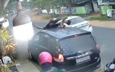 Chạy tốc độ cao, xe máy tông trực diện ô tô con