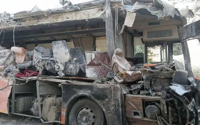 Xe buýt tông trúng xe tải, 5 người tử vong, nhiều người bị thương