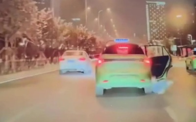 Say rượu, người phụ nữ ngã khỏi xe taxi đang chạy