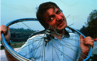 Người đàn ông ăn cả xe đạp, máy bay: Kỷ lục Guinness khó tin nhất thế giới