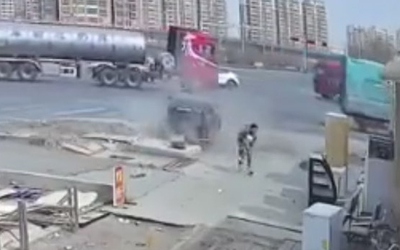 Phản xạ cực nhanh, mẹ cứu con trai thoát nạn trước đầu ô tô