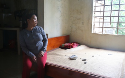 Người dân hoảng loạn thấy đá văng thủng mái nhà, rơi vào giường ngủ