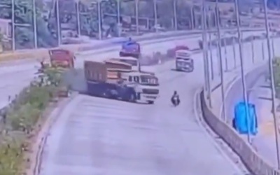 Xe tải đâm trúng xe máy khiến 2 mẹ con tử vong thương tâm