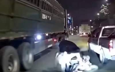 Làm việc với tài xế bán tải chèn xe máy khiến 3 người ngã xuống đường