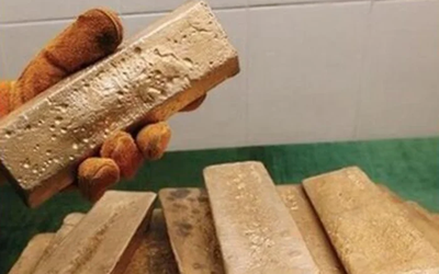 Người đàn ông ngất xỉu khi nhận ra đã "vứt nhầm" 20 thỏi vàng vào thùng rác