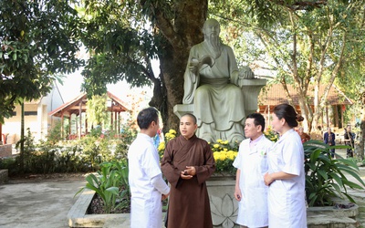 Chiêm ngưỡng cây vải cổ gần 300 năm “lưu giữ” cuộc đời đại danh y Hải Thượng Lãn Ông