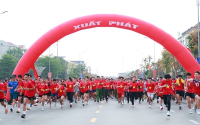 Hàng nghìn người dân Hà Tĩnh khoác lên mình áo Cờ đỏ sao vàng tham gia Ngày chạy Olympic 2026