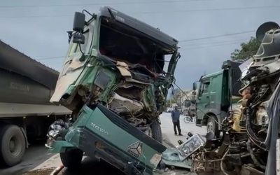 Tai nạn liên hoàn nghiêm trọng trên quốc lộ 1 khiến 3 ô tô biến dạng, tài xế mắc kẹt tử vong trong cabin