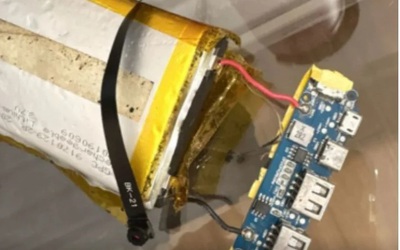 Được tặng bó hoa tốt nghiệp, cô gái sốc nặng khi phát hiện thứ bên trong