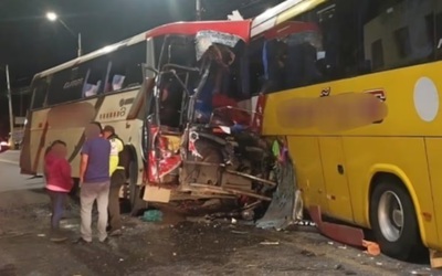 2 xe buýt va chạm, 5 người tử vong, 21 người bị thương