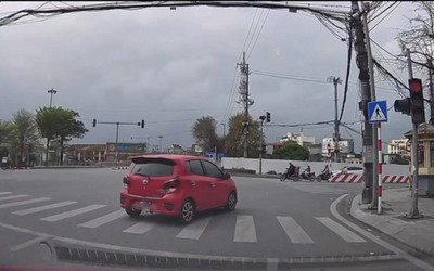 Vượt đèn đỏ, tài xế ô tô bị phạt 19 triệu từ phản ánh trên Vnetraffic