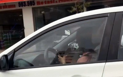 Nữ tài xế lái ô tô vẫn dùng hai tay bấm điện thoại bị xử phạt 4-6 triệu đồng