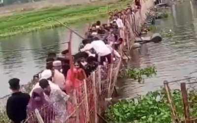 Cầu phao bất ngờ bị sập, hàng chục người rơi xuống sông