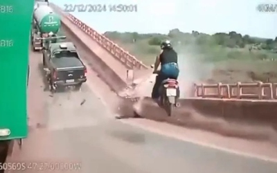 Khoảnh khắc cây cầu đổ sập, nhiều phương tiện lao xuống sông