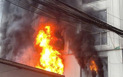 Cháy nhà 6 tầng, 2 thanh niên dũng cảm phá mái tôn cứu người