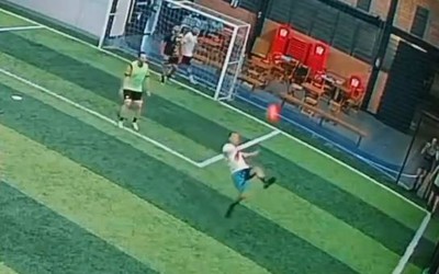 Thực hiện cú sút kiểu xe đạp chổng ngược, cầu thủ bất tỉnh trên sân