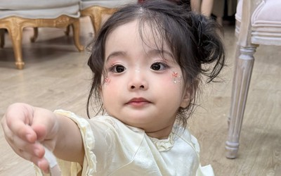 "Út cưng" Lisa nhà Khánh Thi - Phan Hiển "đốn tim" với loạt ảnh xinh yêu như búp bê