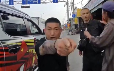 Bắt tạm giam 2 đối tượng chửi bới, hành hung người dừng xe mua vé số