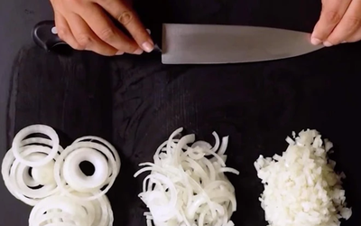 “2 nhớ, 1 không” đơn giản giúp cắt hành tây không bị cay mắt