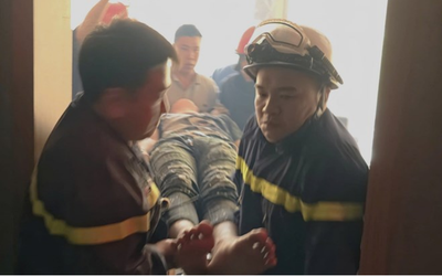 Công an PCCC Hà Nội kịp thời giải cứu nam thanh niên mắc kẹt trong thang máy