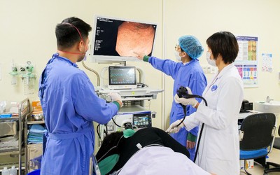 Máy nội soi phóng đại hình ảnh 150 lần giúp điều trị và phát hiện ung thư sớm đi vào hoạt động