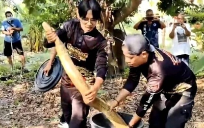 Người đàn ông bỏ chạy khi bắt gặp cảnh tượng trong vườn cây ăn quả