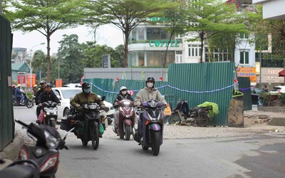 Trước 30/4, Hà Nội yêu cầu tháo dỡ rào chắn trên hàng loạt tuyến phố trung tâm