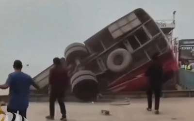 Xe buýt chở đầy khách lao xuống sông, 16 thi thể được tìm thấy