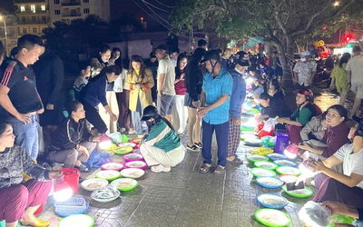 Độc đáo phiên chợ đêm bán duy nhất một đặc sản hút khách ở xứ Nghệ