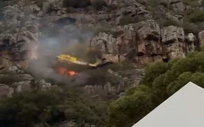 Trực thăng cứu hỏa va vào vách đá rồi lao thẳng xuống đám cháy lớn