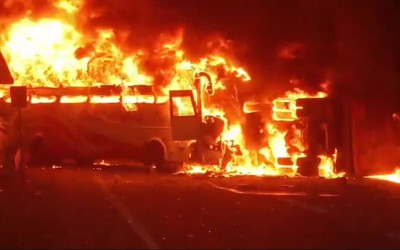 10 người tử vong khi xe buýt va chạm với xe tải rồi bốc cháy