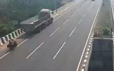 Đâm vào đuôi xe tải đang đỗ, 2 mẹ con tử vong thương tâm