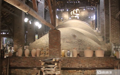 Lò Bầu nung cổ duy nhất còn lại ở Bát Tràng khiến du khách bất ngờ