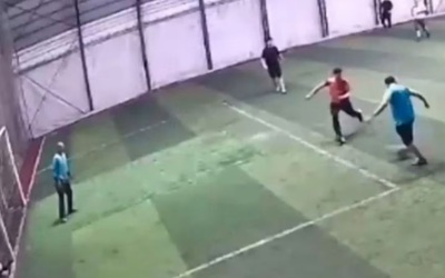 Bị bóng đập trúng ngực, thủ môn gục ngã rồi tử vong trên sân