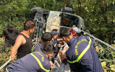 Xe khách chở đoàn nhân viên ngân hàng bất ngờ lao xuống vực ở Tam Đảo