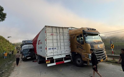 Hiện trường vụ tai nạn liên hoàn giữa 4 xe ôtô trên đường Hồ Chí Minh