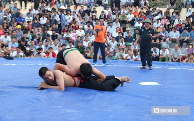 Hàng nghìn người xem trai làng phô diễn sức mạnh đầy kịch tính trong hội vật đầu xuân