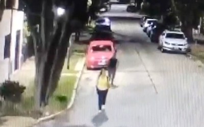 Gã đàn ông "tung cước" hạ gục người phụ nữ trên phố