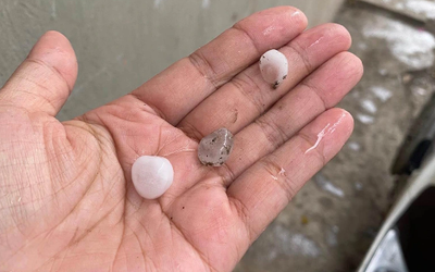 Hà Nội bất ngờ xuất hiện mưa đá, dông lốc lúc rạng sáng, cảnh báo thời tiết bất thường