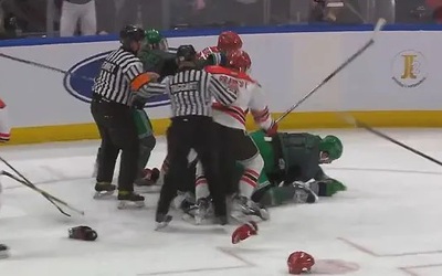 Cảnh sát và lính cứu hỏa lao vào ẩu đả dữ dội trong trận khúc quân cầu