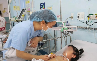 Tay chân miệng tăng nóng: Trẻ có những biểu hiện này cần đưa đến cơ sở y tế ngay lập tức