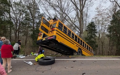 Xe buýt va chạm với xe tải, 2 học sinh tử vong thương tâm