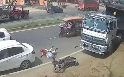 Xe tải đâm trúng xe máy, 2 anh em thoát chết trong gang tấc