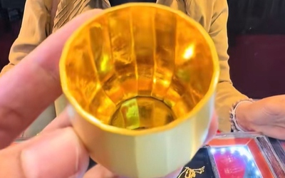 Mang cốc vàng đi kiểm tra, người phụ nữ sốc nặng khi biết giá trị