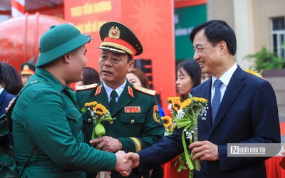 Bí thư Hà Nội tặng hoa, động viên 440 tân binh lên đường nhập ngũ
