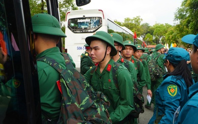 Chủ tịch Quốc hội Trần Thanh Mẫn dự lễ giao nhận quân tại Tp.HCM