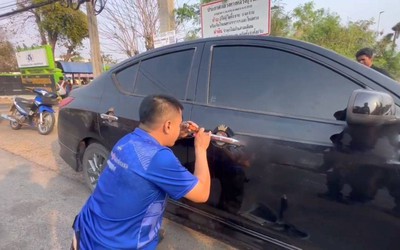 Người đàn ông phá khóa, cứu 2 đứa trẻ mắc kẹt trong xe ô tô