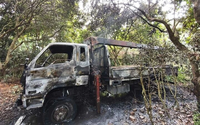 Xe tải cẩu vướng dây điện rồi bốc cháy, tài xế bị điện giật tử vong thương tâm