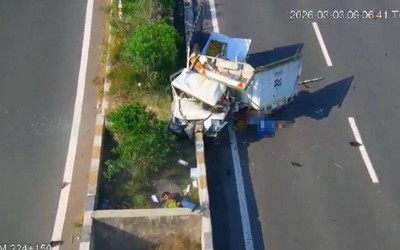 Xe bán tải đâm vào dải phân cách trên cao tốc, 2 người tử vong