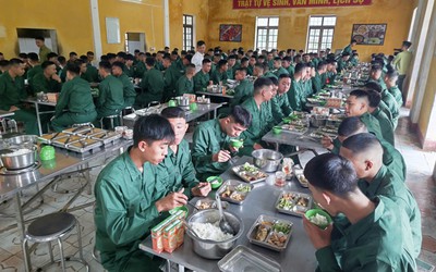 Bữa cơm đầu tiên của 205 tân binh sau khi nhập ngũ